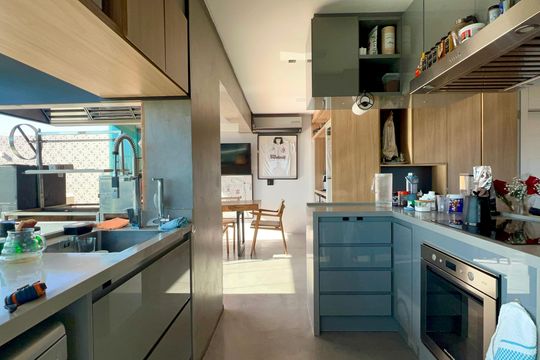 Apartamento mobiliado para comprar, 3 suítes, churrasqueira e varanda. — Cozinha