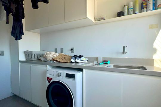 Apartamento mobiliado para comprar, 3 suítes, churrasqueira e varanda. — Área de Serviço