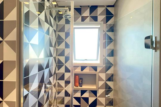 Apartamento mobiliado para comprar, 3 suítes, churrasqueira e varanda. — Banheiro da Suíte 2