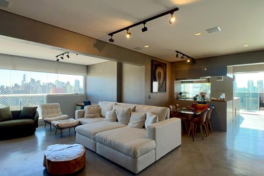 Apartamento mobiliado para comprar, 3 suítes, churrasqueira e varanda. — Sala