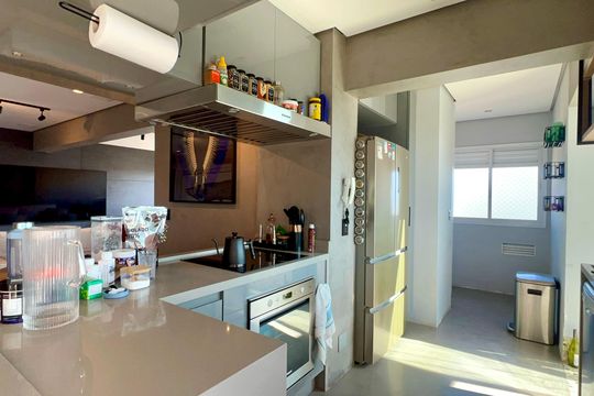 Apartamento mobiliado para comprar, 3 suítes, churrasqueira e varanda. — Cozinha