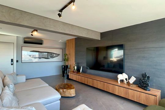 Apartamento mobiliado para comprar, 3 suítes, churrasqueira e varanda. — Sala