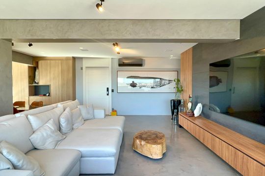 Apartamento mobiliado para comprar, 3 suítes, churrasqueira e varanda. — Sala
