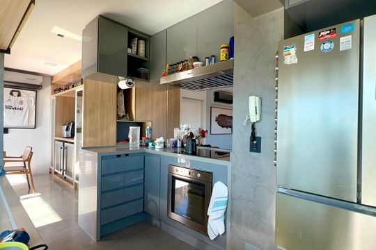 Apartamento mobiliado para comprar, 3 suítes, churrasqueira e varanda. — Cozinha