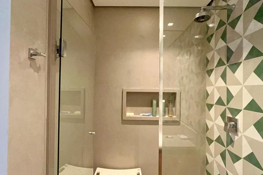 Apartamento mobiliado para comprar, 3 suítes, churrasqueira e varanda. — Banheiro da Suíte 1