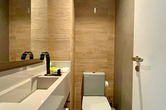 Apartamento mobiliado para comprar, 3 suítes, churrasqueira e varanda. — Lavabo