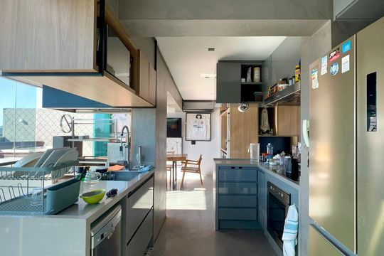 Apartamento mobiliado para comprar, 3 suítes, churrasqueira e varanda. — Cozinha