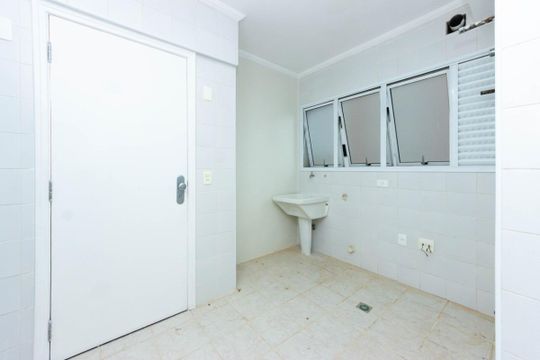 Comprar apartamento mobiliado com 4 quartos, 2 suítes, varanda, closet, churrasqueira e piscina no condomínio. — foto 21