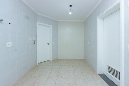 Comprar apartamento mobiliado com 4 quartos, 2 suítes, varanda, closet, churrasqueira e piscina no condomínio. — foto 11