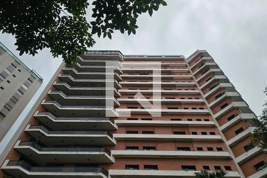 Compra apartamento mobiliado no Pacaembu com 4 quartos, 2 suítes, varanda e academia. — Fachada