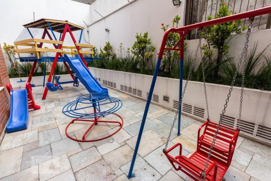 Compra apartamento mobiliado no Pacaembu com 4 quartos, 2 suítes, varanda e academia. — Playground