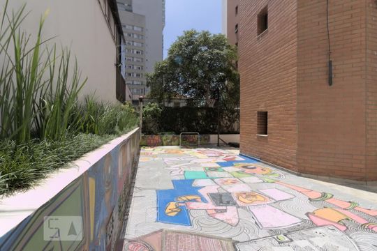 Compra apartamento mobiliado no Pacaembu com 4 quartos, 2 suítes, varanda e academia. — Quadra Esportiva