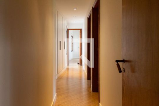 Compra apartamento mobiliado no Pacaembu com 4 quartos, 2 suítes, varanda e academia. — Hall de Entrada