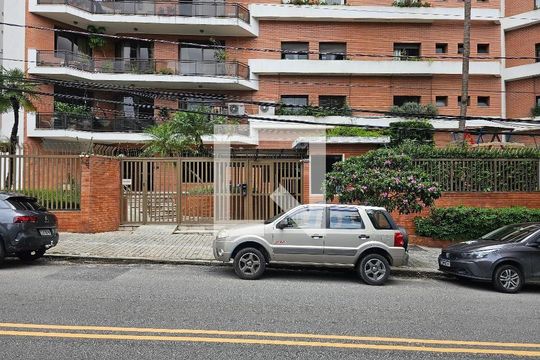 Compra apartamento mobiliado no Pacaembu com 4 quartos, 2 suítes, varanda e academia. — Fachada