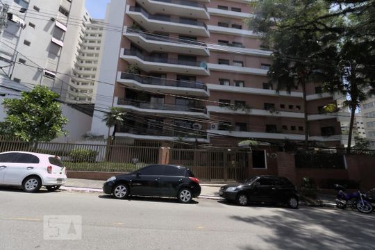 Compra apartamento mobiliado no Pacaembu com 4 quartos, 2 suítes, varanda e academia. — Fachada do Prédio