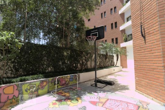 Compra apartamento mobiliado no Pacaembu com 4 quartos, 2 suítes, varanda e academia. — Quadra Esportiva