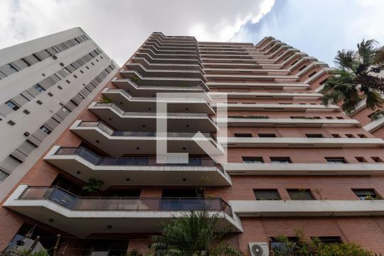 Compra apartamento mobiliado no Pacaembu com 4 quartos, 2 suítes, varanda e academia. — Fachada do Prédio