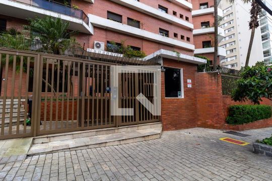Compra apartamento mobiliado no Pacaembu com 4 quartos, 2 suítes, varanda e academia. — Portaria