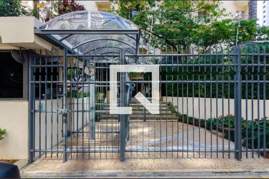 Comprar apartamento mobiliado no Brooklin, 4 quartos, 1 suíte, piscina, churrasqueira, varanda, pets permitidos. — Fachada