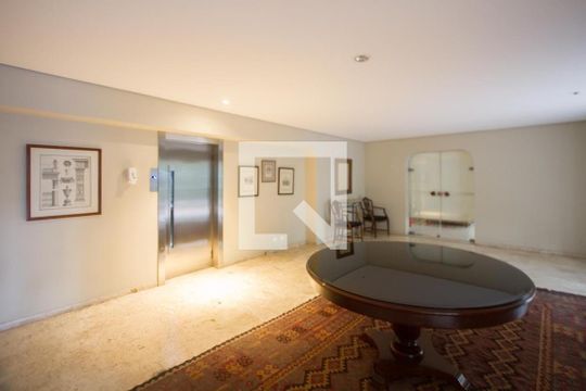 Comprar apartamento mobiliado no Brooklin, 4 quartos, 1 suíte, piscina, churrasqueira, varanda, pets permitidos. — Hall