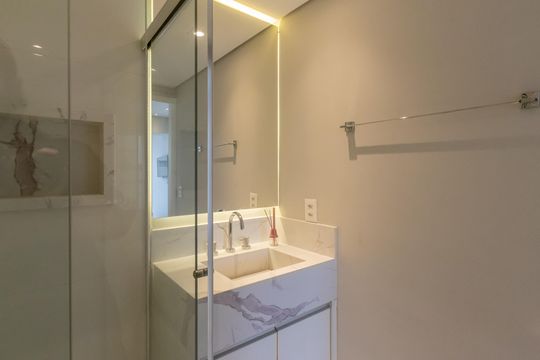 Compra apartamento mobiliado no Itaim Bibi, 2 quartos, piscina no condomínio. — Banheiro da Suíte 1