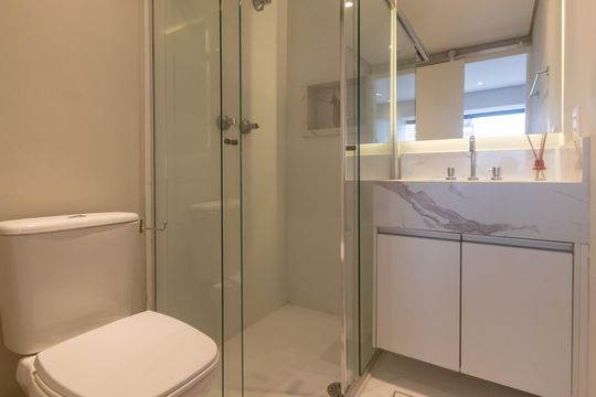 Compra apartamento mobiliado no Itaim Bibi, 2 quartos, piscina no condomínio. — Banheiro da Suíte 1