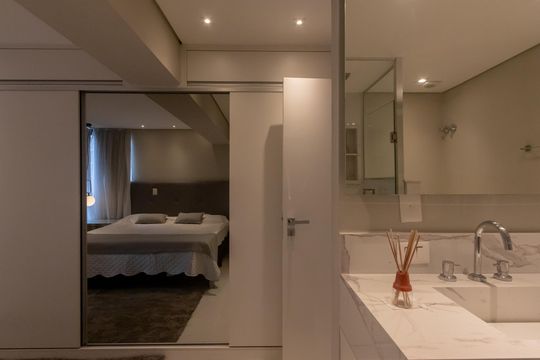 Compra apartamento mobiliado no Itaim Bibi, 2 quartos, piscina no condomínio. — Suíte 2