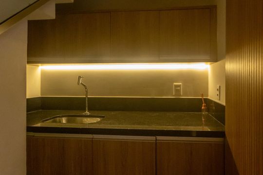 Compra apartamento mobiliado no Itaim Bibi, 2 quartos, piscina no condomínio. — Área de Serviço