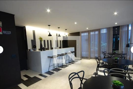 Compra apartamento mobiliado no Itaim Bibi, 2 quartos, piscina no condomínio. — Área comum