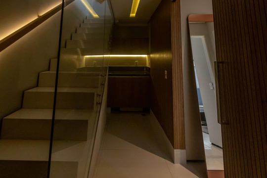 Compra apartamento mobiliado no Itaim Bibi, 2 quartos, piscina no condomínio. — Área de Serviço