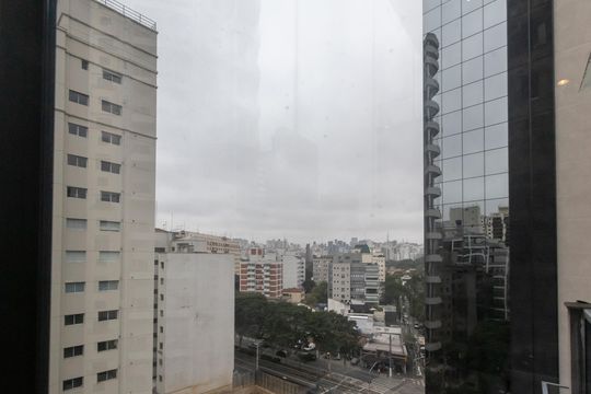 Compra apartamento mobiliado no Itaim Bibi, 2 quartos, piscina no condomínio. — Sala