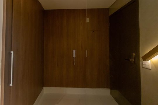 Compra apartamento mobiliado no Itaim Bibi, 2 quartos, piscina no condomínio. — Área de Serviço