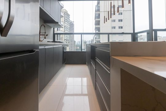Compra apartamento mobiliado no Itaim Bibi, 2 quartos, piscina no condomínio. — Cozinha 