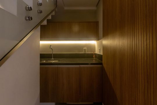 Compra apartamento mobiliado no Itaim Bibi, 2 quartos, piscina no condomínio. — Área de Serviço