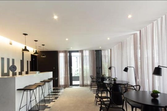 Compra apartamento mobiliado no Itaim Bibi, 2 quartos, piscina no condomínio. — Área comum