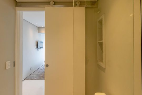 Compra apartamento mobiliado no Itaim Bibi, 2 quartos, piscina no condomínio. — Banheiro da Suíte 1