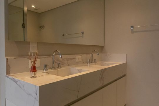 Compra apartamento mobiliado no Itaim Bibi, 2 quartos, piscina no condomínio. — Banheiro da Suíte 2