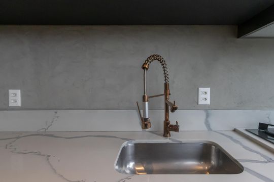 Compra apartamento mobiliado no Itaim Bibi, 2 quartos, piscina no condomínio. — Cozinha 