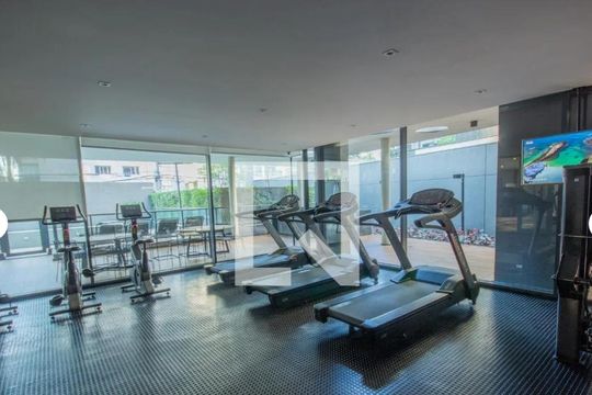 Compra apartamento mobiliado no Itaim Bibi, 2 quartos, piscina no condomínio. — Área comum