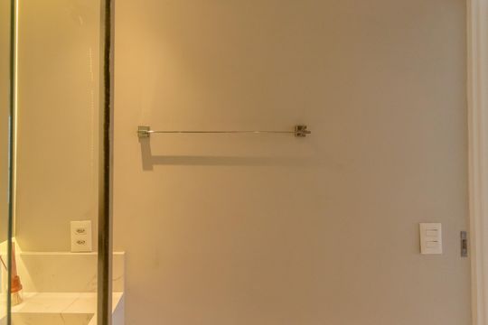 Compra apartamento mobiliado no Itaim Bibi, 2 quartos, piscina no condomínio. — Banheiro da Suíte 1