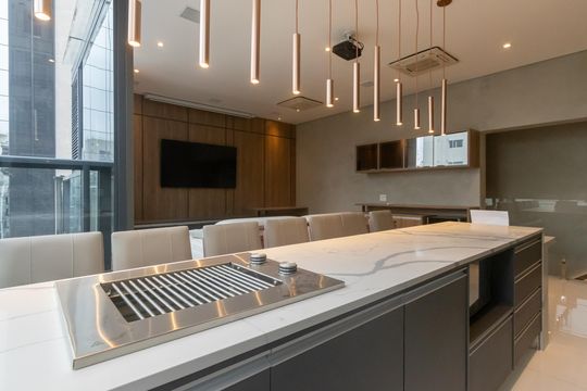 Compra apartamento mobiliado no Itaim Bibi, 2 quartos, piscina no condomínio. — Cozinha 
