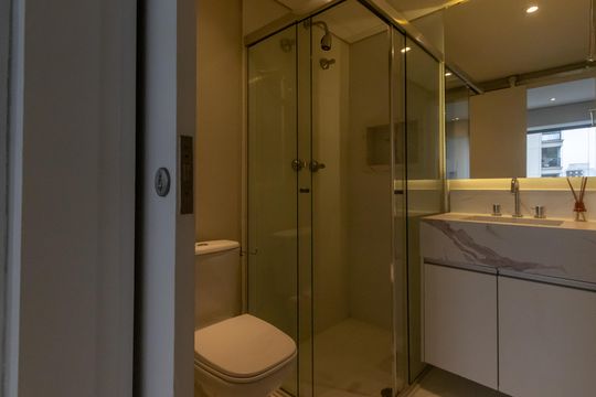 Compra apartamento mobiliado no Itaim Bibi, 2 quartos, piscina no condomínio. — Banheiro da Suíte 1