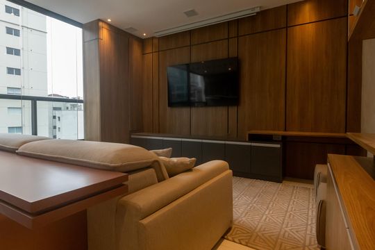Compra apartamento mobiliado no Itaim Bibi, 2 quartos, piscina no condomínio. — Sala