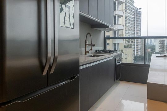 Compra apartamento mobiliado no Itaim Bibi, 2 quartos, piscina no condomínio. — Cozinha 