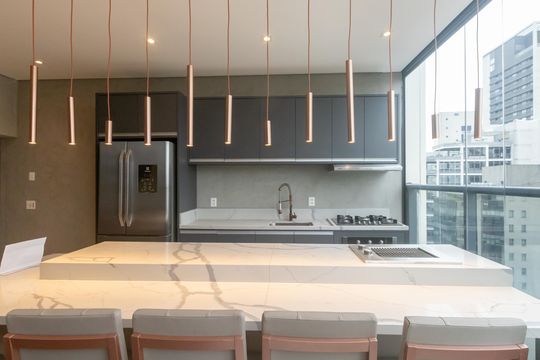 Compra apartamento mobiliado no Itaim Bibi, 2 quartos, piscina no condomínio. — Cozinha 