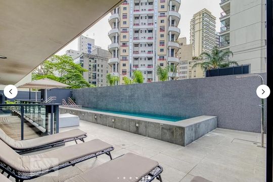 Compra apartamento mobiliado no Itaim Bibi, 2 quartos, piscina no condomínio. — Área comum