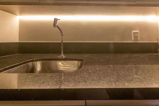 Compra apartamento mobiliado no Itaim Bibi, 2 quartos, piscina no condomínio. — Área de Serviço