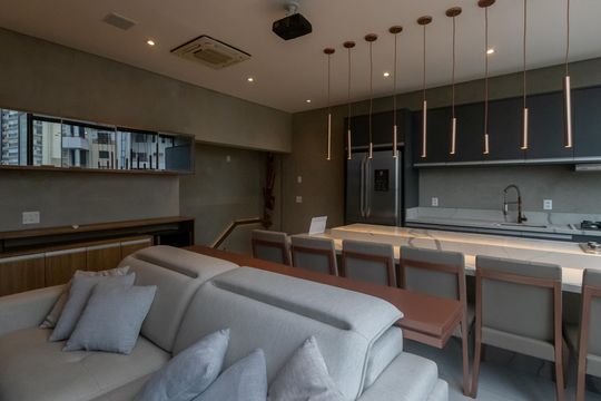 Compra apartamento mobiliado no Itaim Bibi, 2 quartos, piscina no condomínio. — Sala