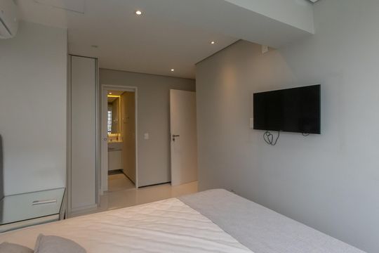 Compra apartamento mobiliado no Itaim Bibi, 2 quartos, piscina no condomínio. — Suíte 1