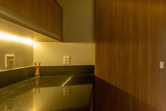 Compra apartamento mobiliado no Itaim Bibi, 2 quartos, piscina no condomínio. — Área de Serviço